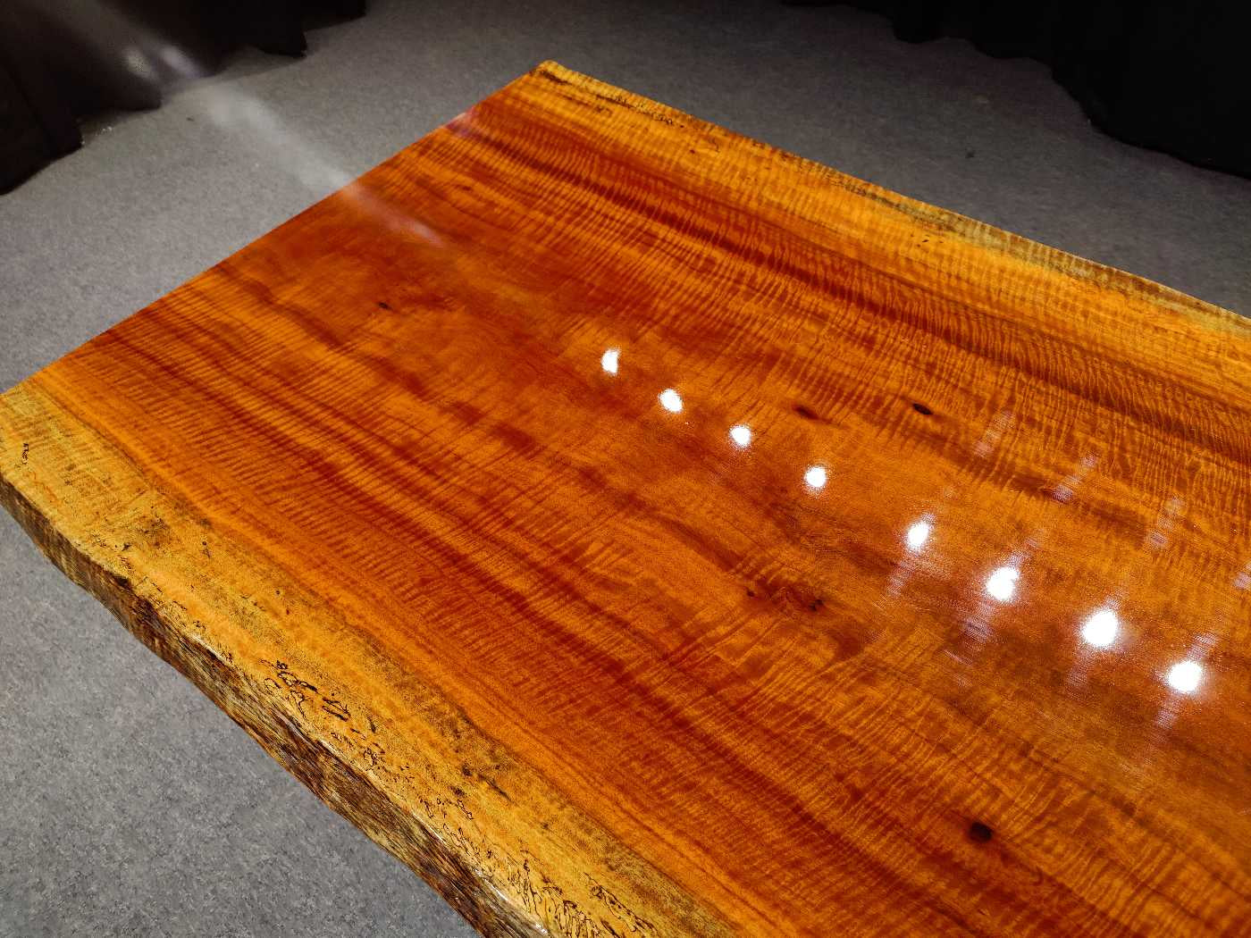 Sambia-Massivholztischplatte, <tc>Rhodesian Copal wood</tc> Live-Edge-Plattentisch