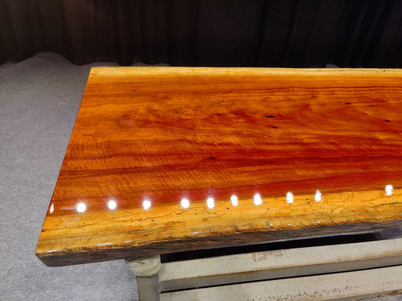 Esstisch aus Zambia-Holzplatte, <tc>Rhodesian Copal wood</tc> Tischbeine aus Platte
