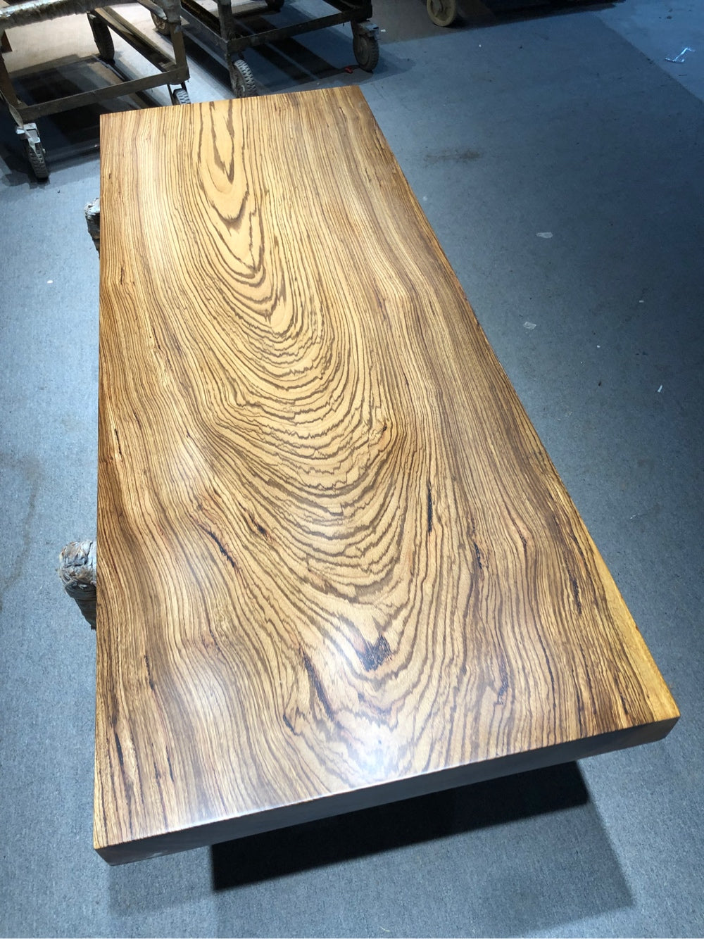 Zingana træ udtrækkeligt spisebord, levende kant spisebord, Zingana træplade sofabord