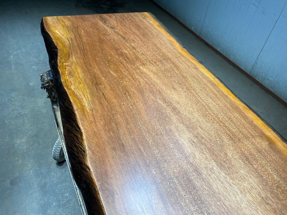 table en dalles, table en bois, table en bois avec logo, dalle de table en bois, table extérieure en dalles