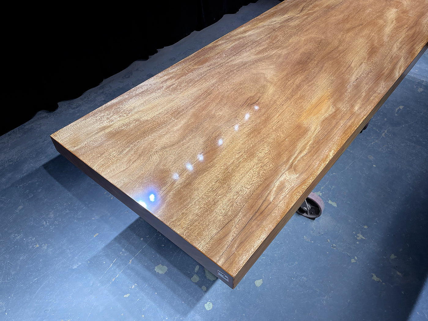 سطح الطاولة من لوح الخشب الطبيعي ذو الحافة الحية