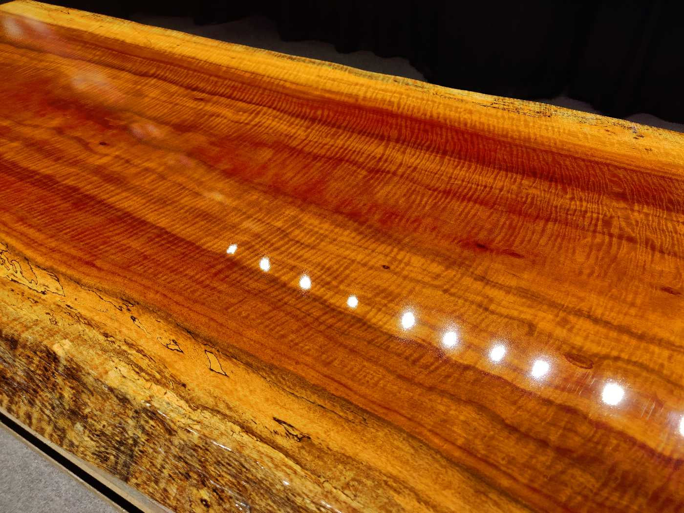 Tisch aus Zedernholzplatte, Tischplatte aus Granit, Couchtisch aus <tc>Rhodesian Copal wood</tc>-Platte