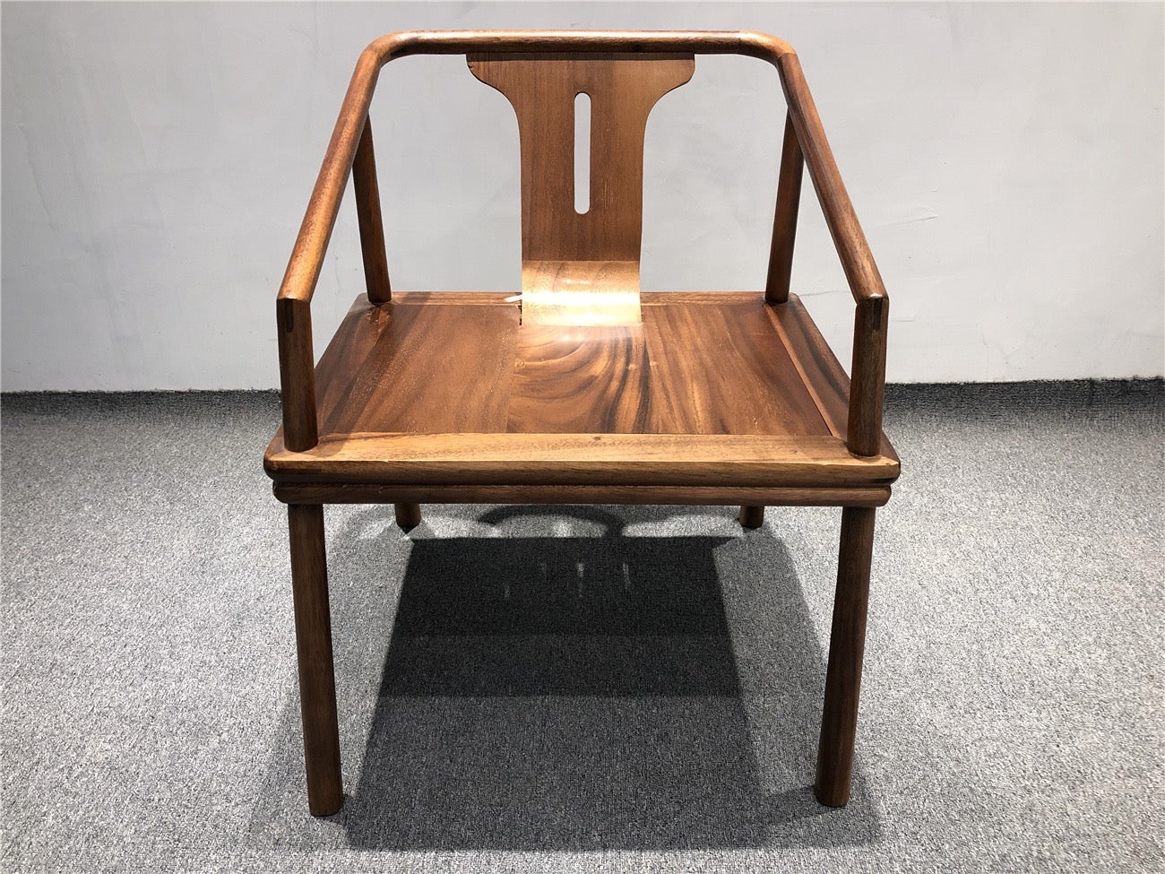 Cadeira de nogueira, cadeira de jantar de nogueira, cadeira de madeira de resina epóxi exclusiva feita à mão com borda viva