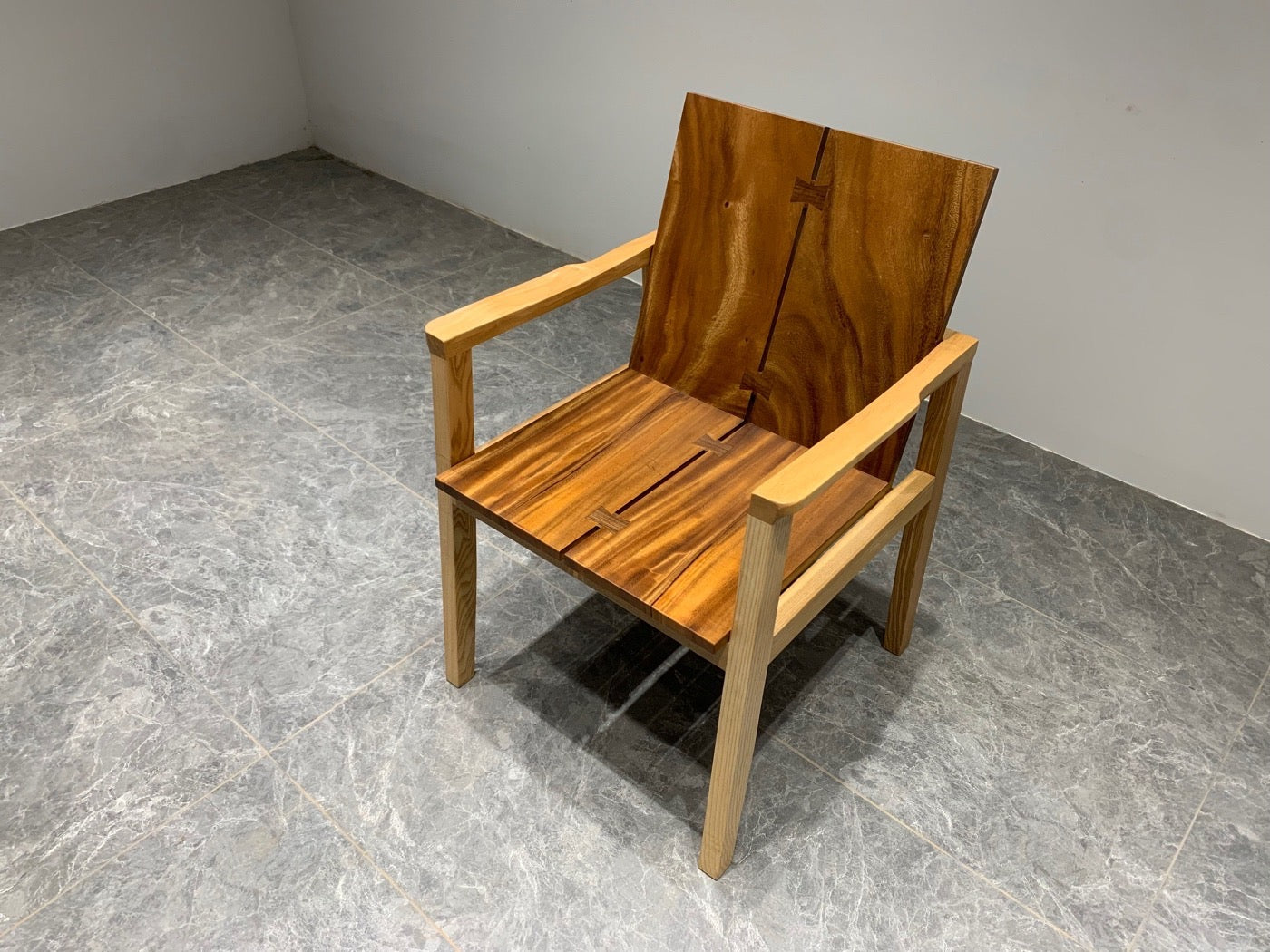 Chaise Adirondack du Michigan, chaise en noyer à dossier haut, chaise latérale arrière, chaise en bois
