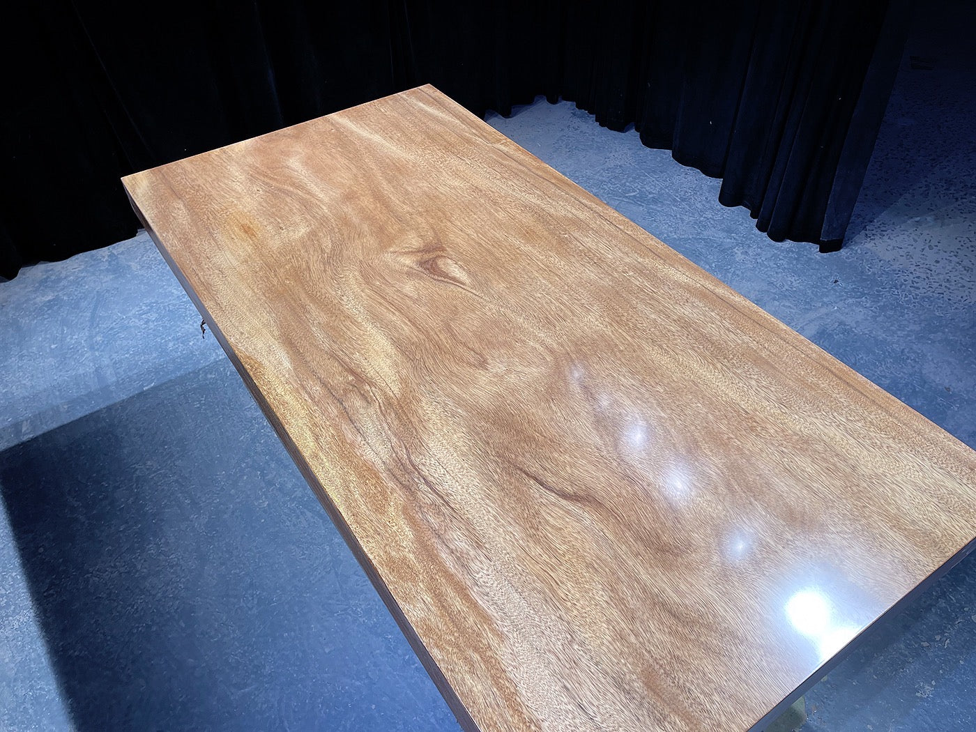 طاولة بلاطة ذات حافة حية، سطح طاولة من راتنجات الإيبوكسي من الخشب الطبيعي ذو حافة حية