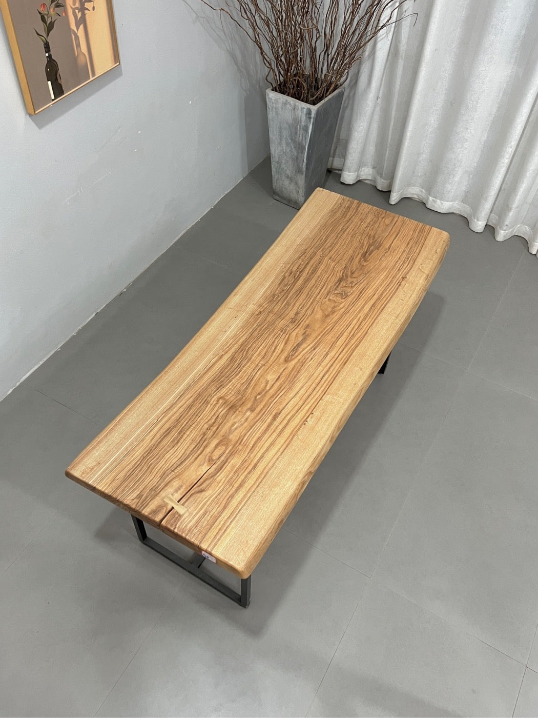 Table basse en dalle de marbre blanc, pieds de table en dalle, table en bois en dalle