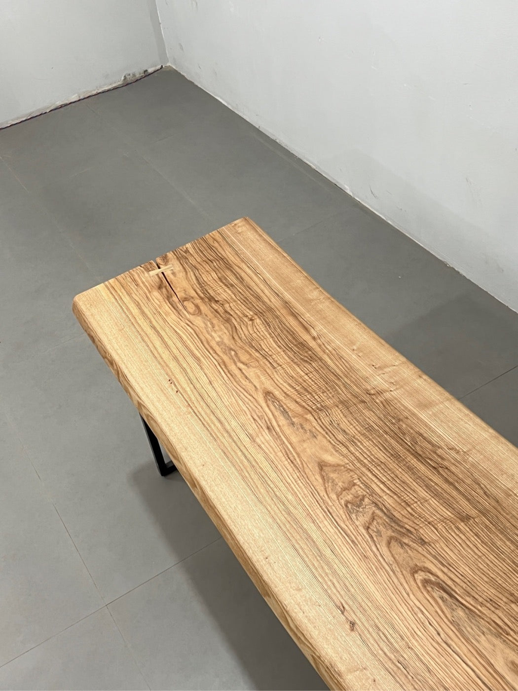 Tavolino da caffè in lastra di marmo bianco, gambe del tavolo in lastra, tavolo in lastra di legno