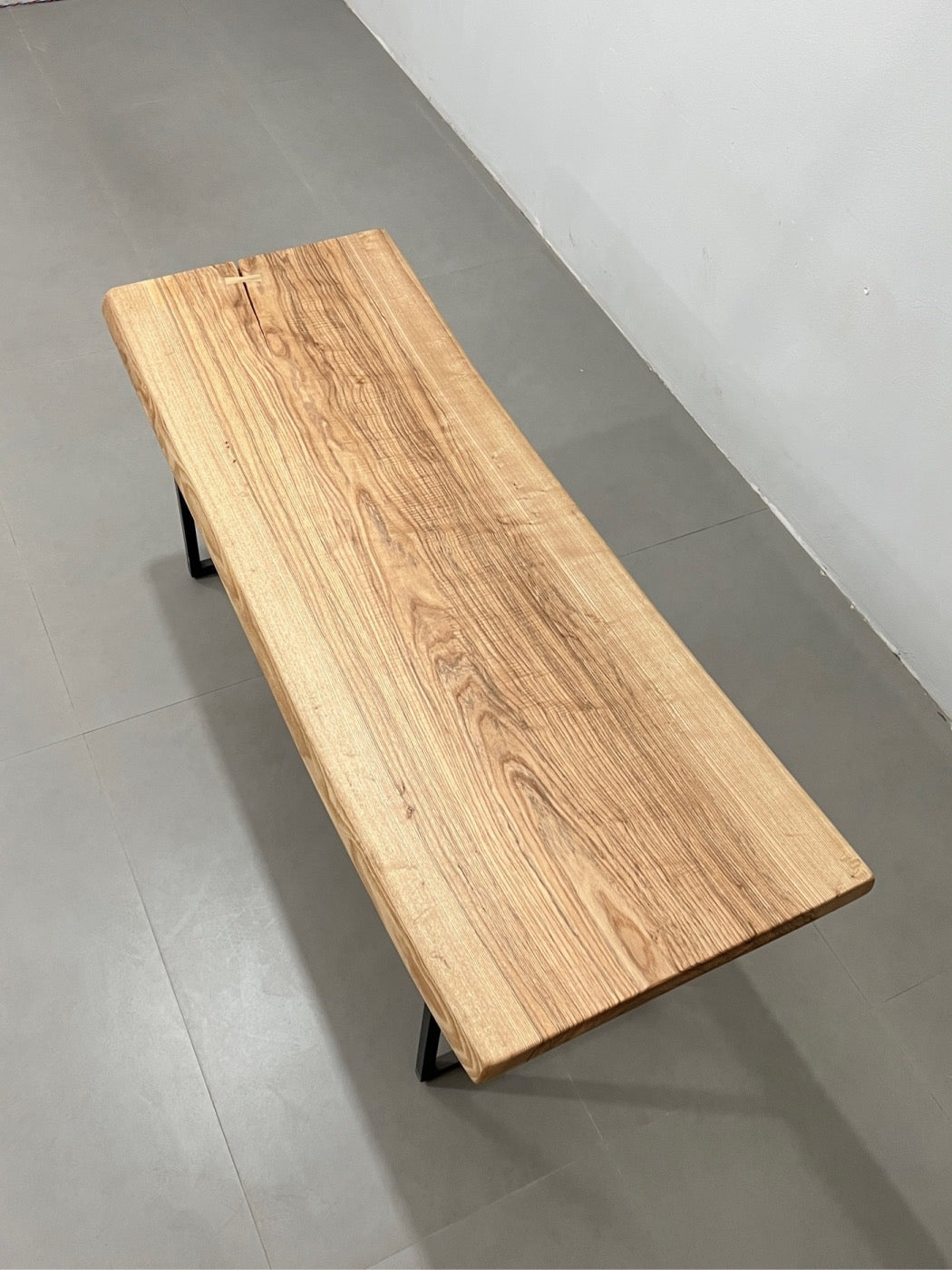 Soffbord med vit marmorplatta, platta bordsben, plattbord av trä