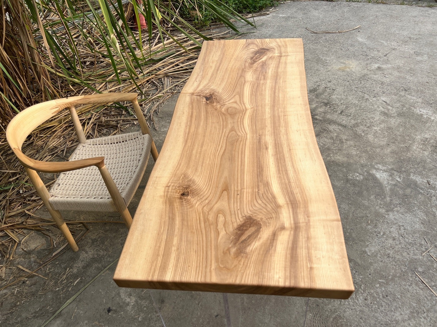 Runde Live-Edge-Tischplatte, Live-Edge-Tisch aus nordamerikanischem Holz, Couchtisch aus Eschenholz