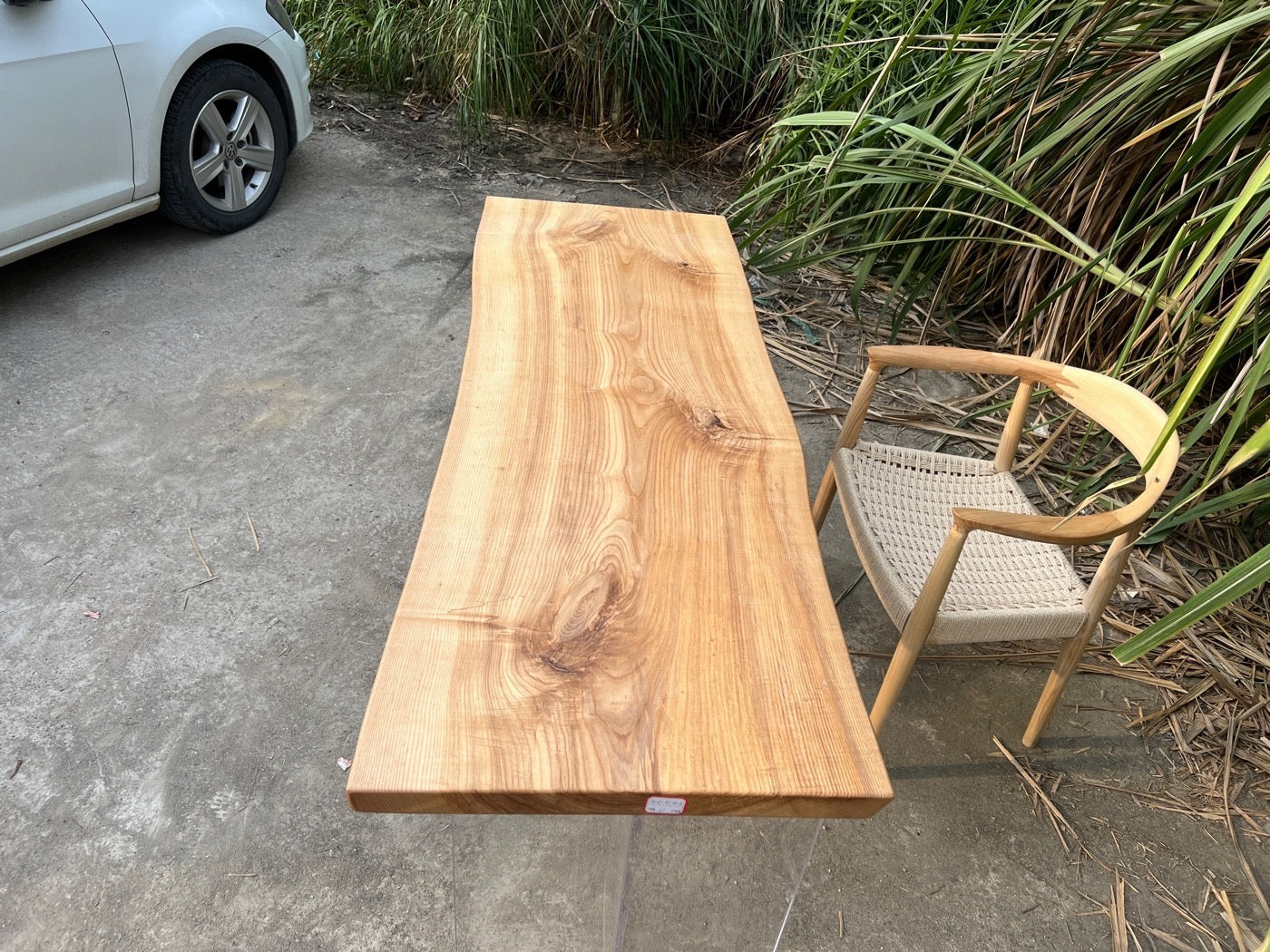 Runde Live-Edge-Tischplatte, Live-Edge-Tisch aus nordamerikanischem Holz, Couchtisch aus Eschenholz