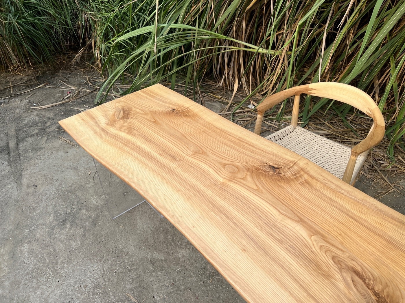 حافة الطاولة المستديرة ذات الحافة الحية، طاولة الحافة الحية من خشب أمريكا الشمالية، طاولة القهوة المصنوعة من خشب الرماد