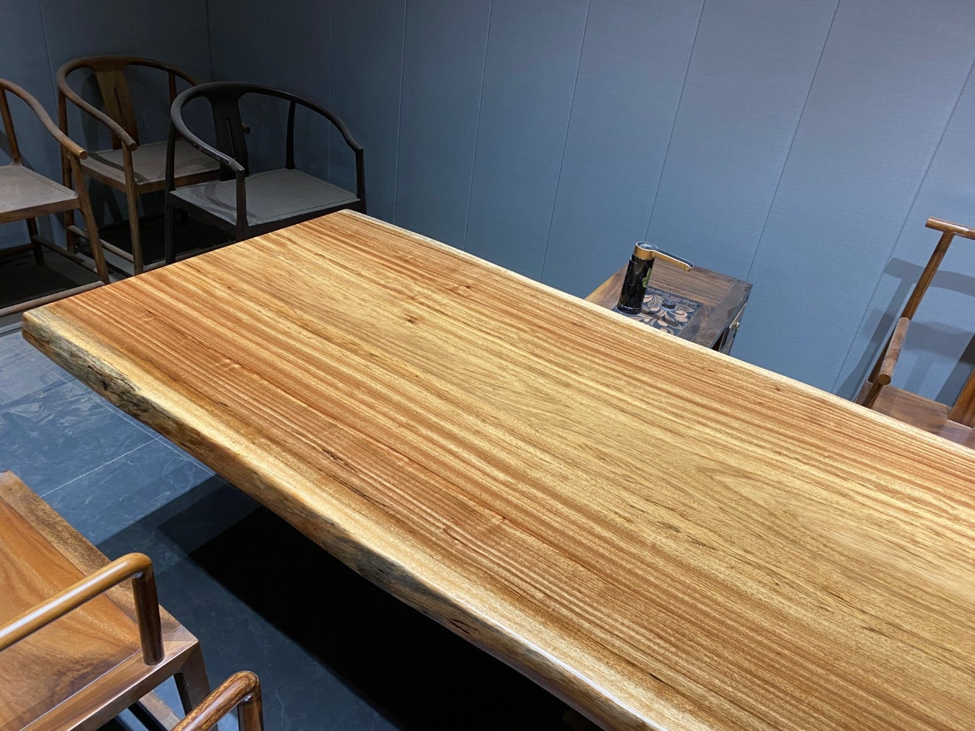 Mesa de comedor única, mesa de madera de África occidental hecha a mano