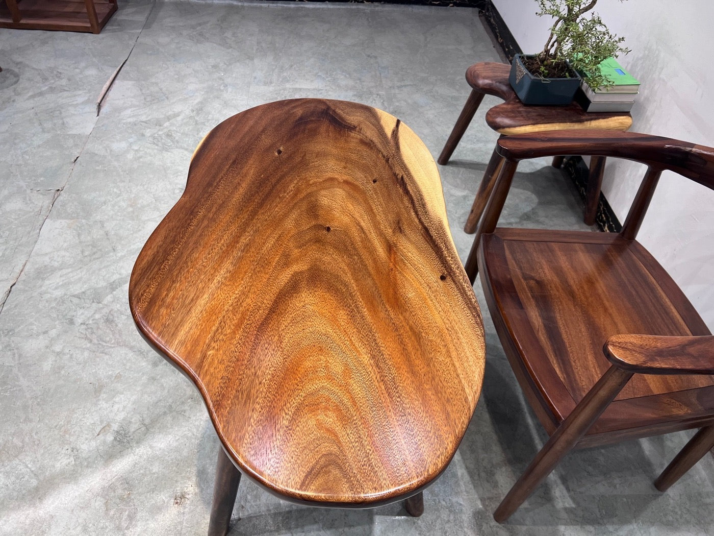 طاولة خارجية من خشب الجوز ذات الحافة الحية، وطاولة قهوة خشبية على شكل سحابة، وشرفة حديقة مقاعد البدلاء