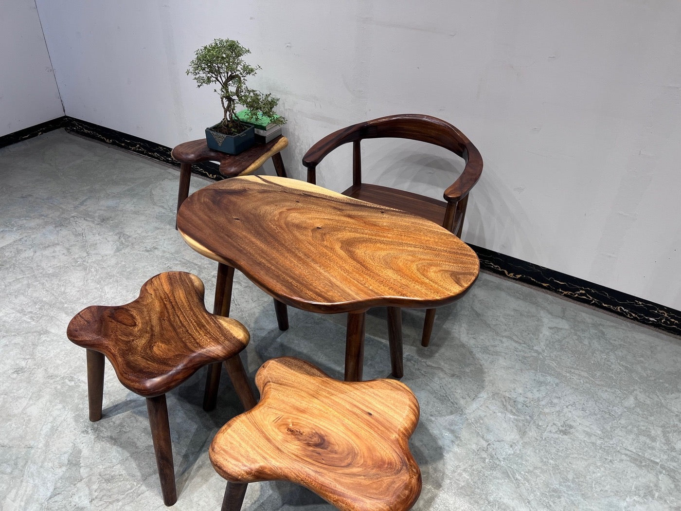 طاولة خارجية من خشب الجوز ذات الحافة الحية، وطاولة قهوة خشبية على شكل سحابة، وشرفة حديقة مقاعد البدلاء