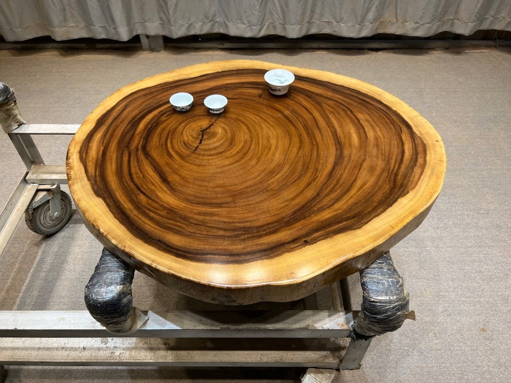 ライブエッジラウンドダイニングテーブル、ゴールドコーヒーテーブル、木材コーヒーテーブル