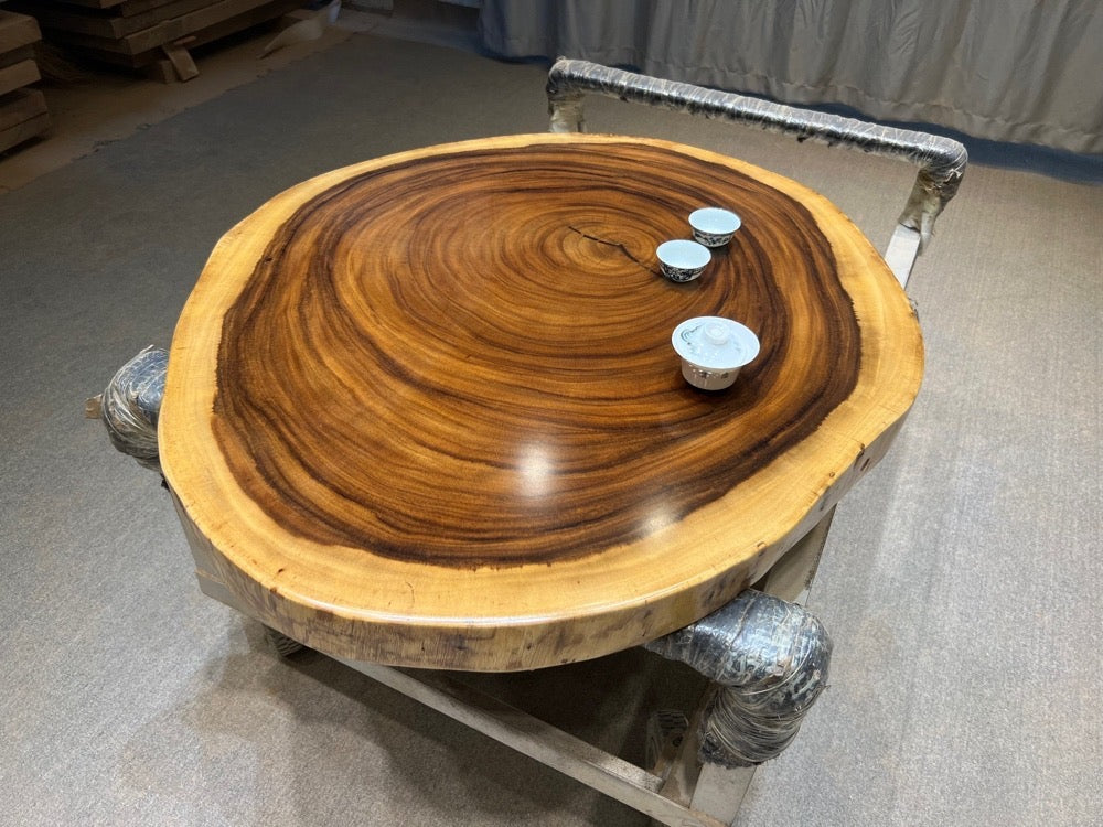 mesa de comedor redonda con borde vivo, mesa de centro dorada, mesa de centro de madera