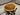 Runder Esstisch mit Live-Kante, goldener Couchtisch, Couchtisch aus Holz