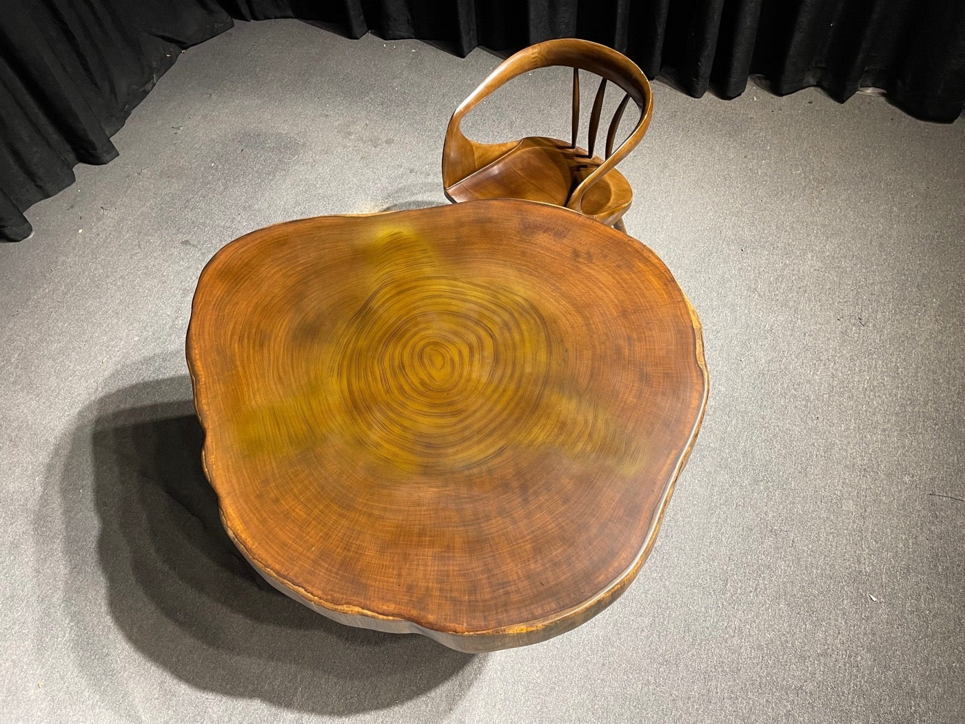 طاولة خارجية من خشب الساج ذات حافة حية، وطاولة قهوة حديثة في منتصف القرن، وطاولة قهوة من الخشب الطبيعي، ومقعد حديقة