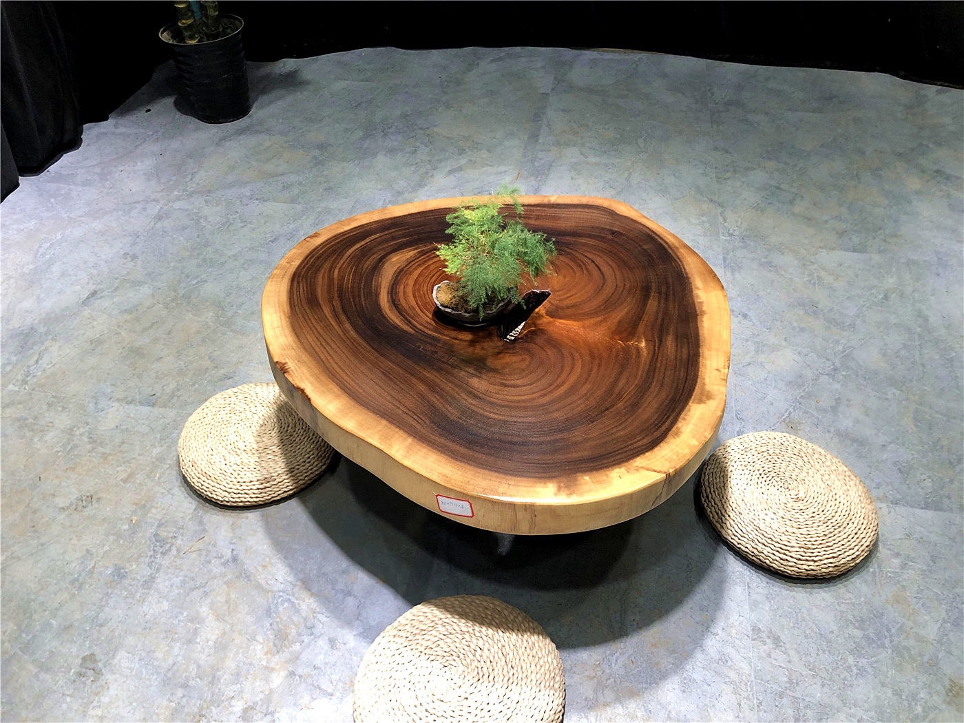 soffbord med låda och tunna, runt bord med levande kant i naturligt trä