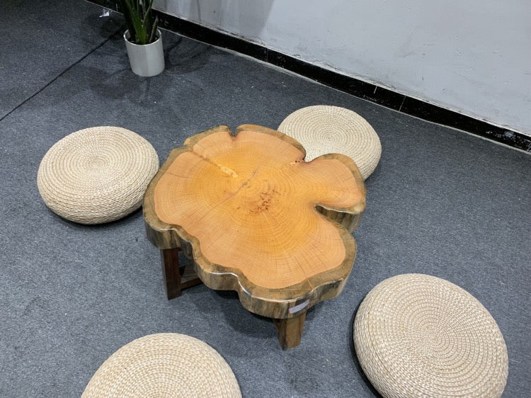 Outdoor-Bankstuhl aus dickem Holz mit Armlehnen, Tisch in zufälliger Form, Holzbank