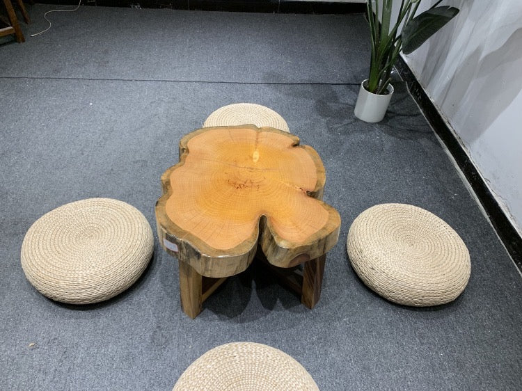 كرسي بذراعين من الخشب السميك للأماكن الخارجية، طاولة ذات شكل عشوائي، مقعد خشبي