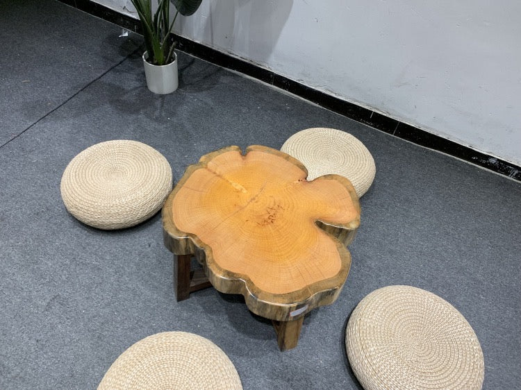 كرسي بذراعين من الخشب السميك للأماكن الخارجية، طاولة ذات شكل عشوائي، مقعد خشبي