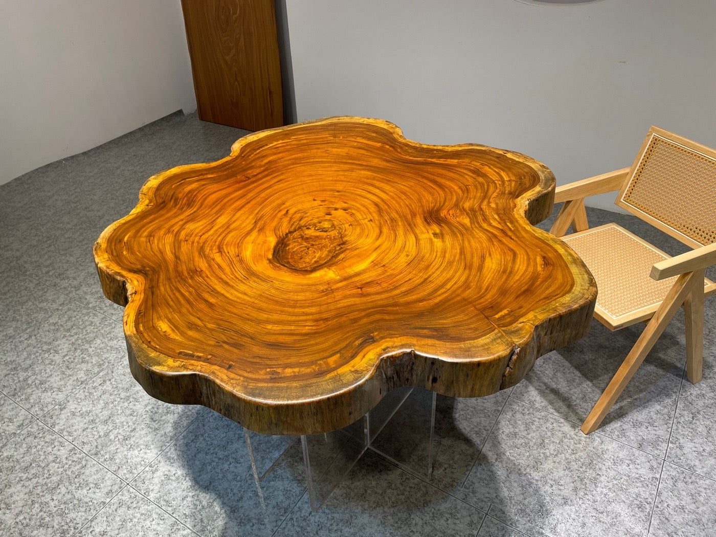 mesa de madera con borde vivo, mesa de comedor redonda con borde vivo, mesa de comedor moderna de mediados de siglo