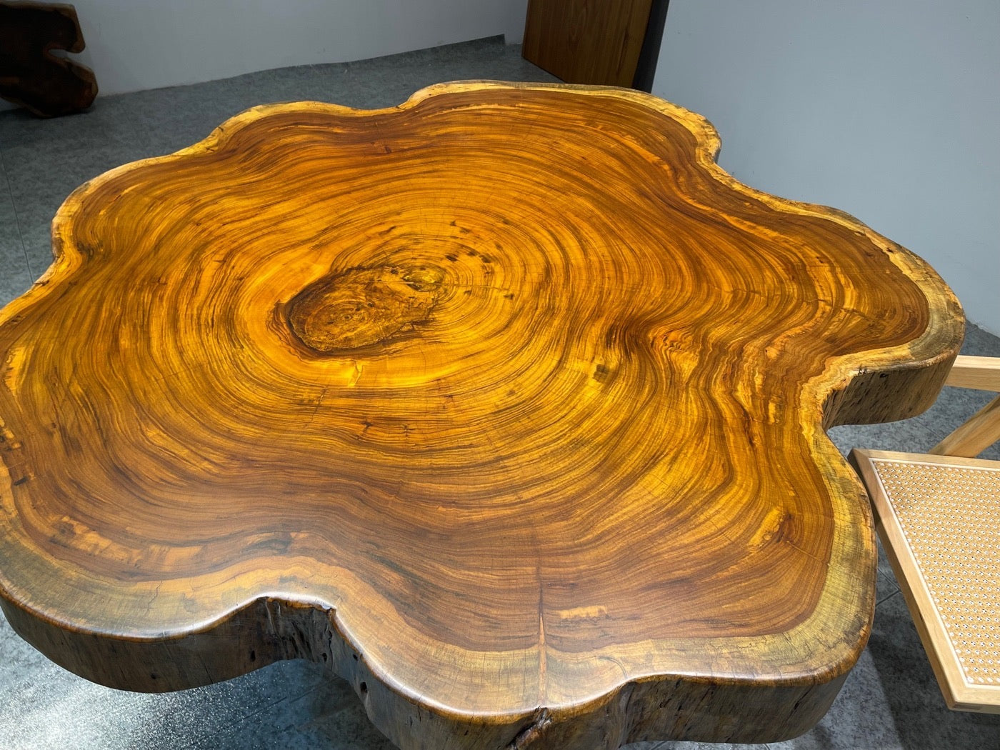 mesa de madera con borde vivo, mesa de comedor redonda con borde vivo, mesa de comedor moderna de mediados de siglo