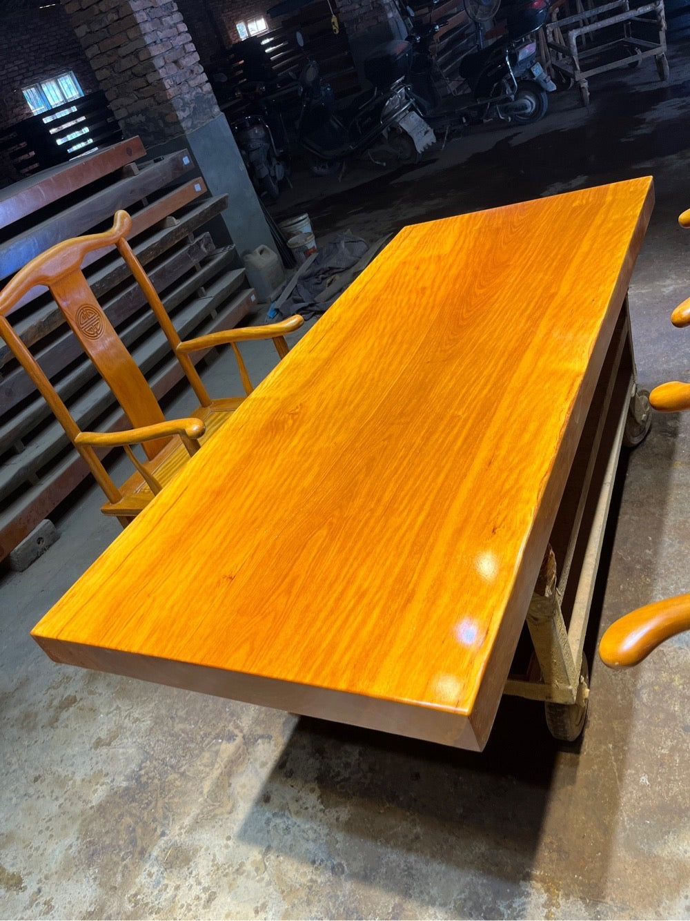 Holzplatte, Live-Edge-Chiviri-Tisch, individueller Esstisch aus Naturholz