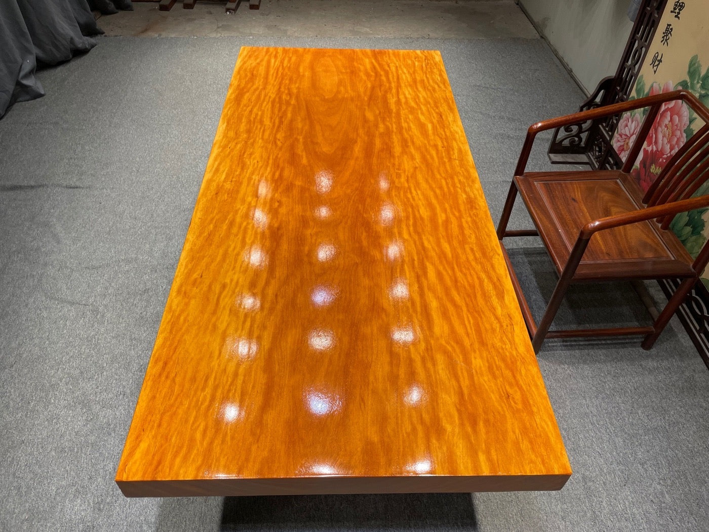 Skräddarsydd matbord i naturligt trä, orange färgbord