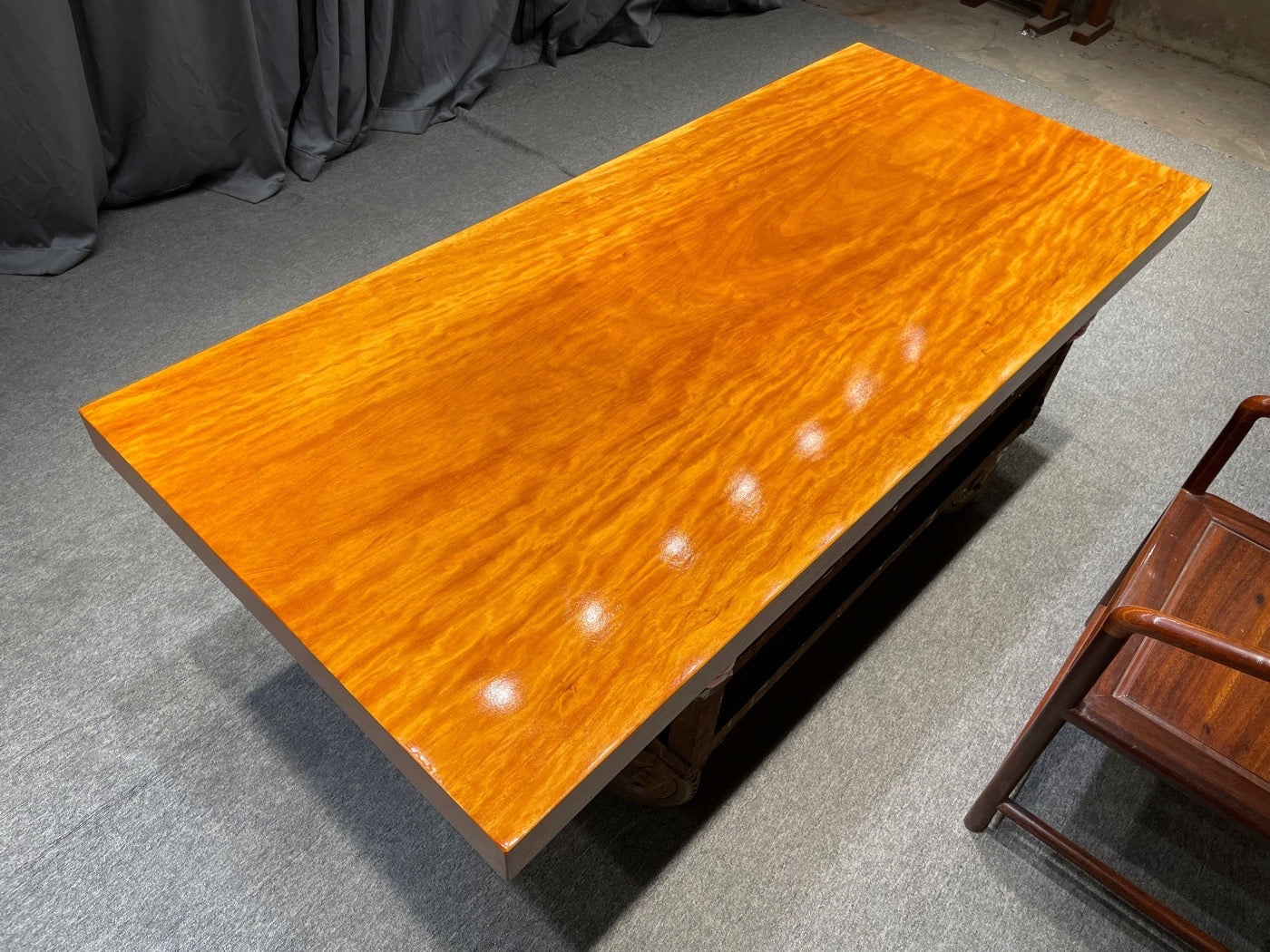 Maßgeschneiderter Esstisch aus natürlichem Holz, orangefarbener Tisch