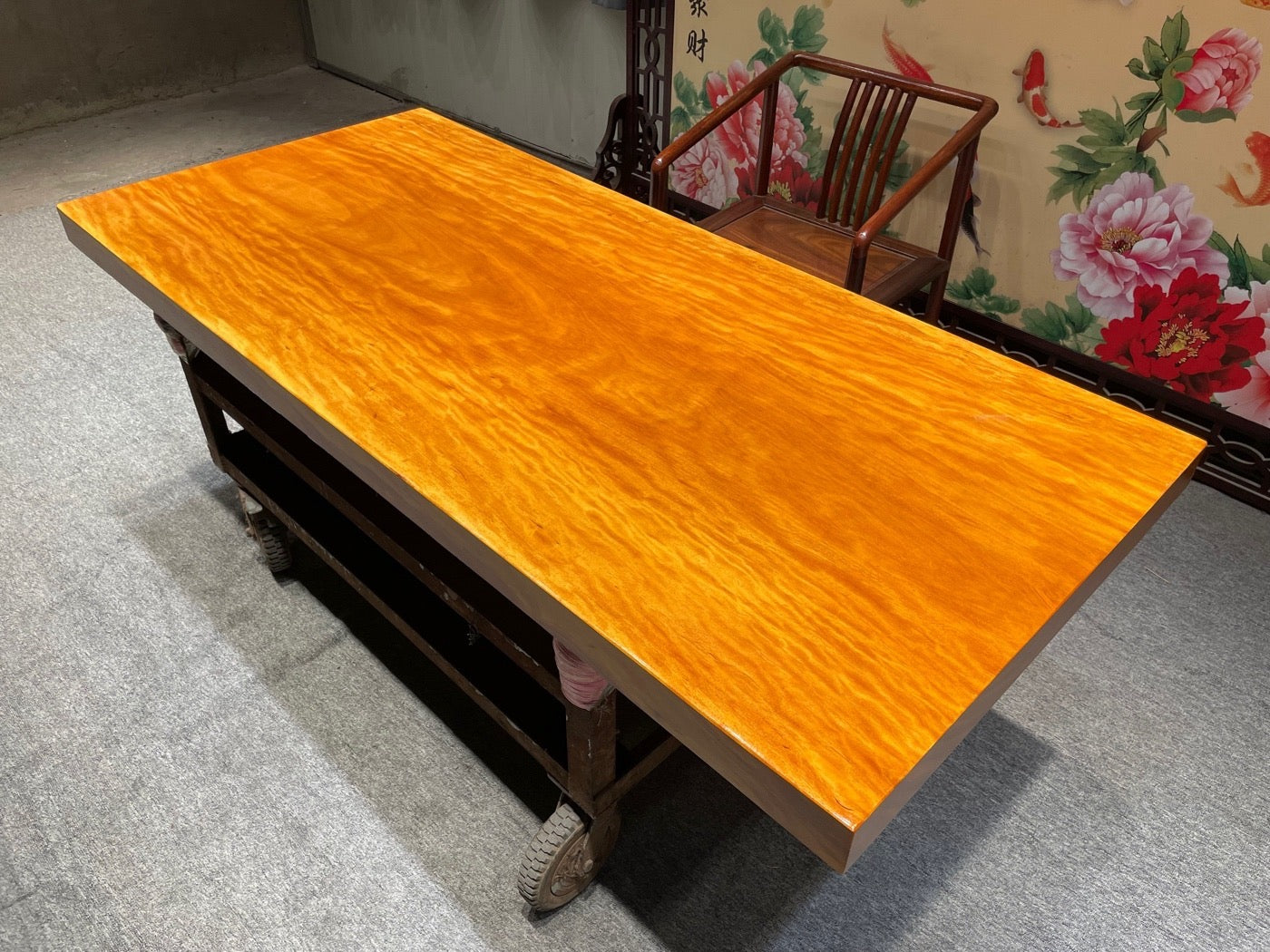 Maßgeschneiderter Esstisch aus natürlichem Holz, orangefarbener Tisch