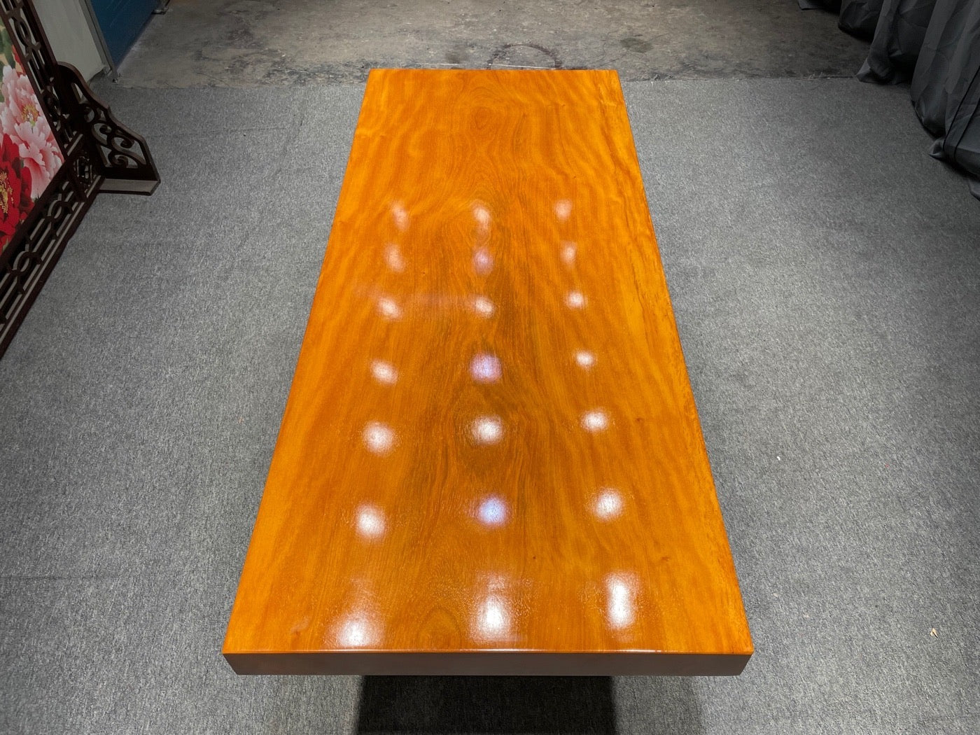 Madera de Chiviri, Mesa de losa gigante, Hardware de mesa de losa
