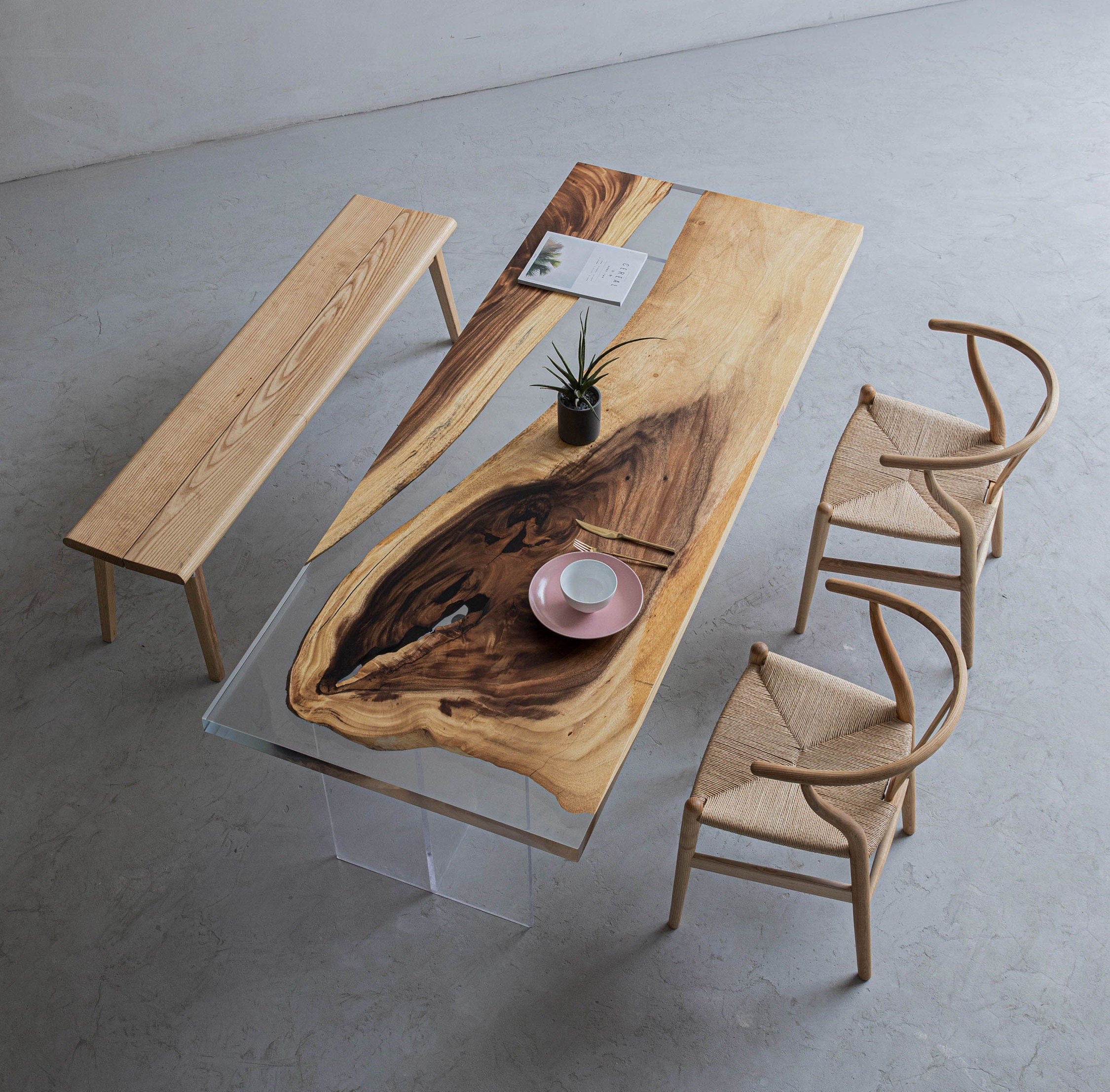 Lysfarvet epoxyharpiksbord, massivt træbord, speciel træform til valg