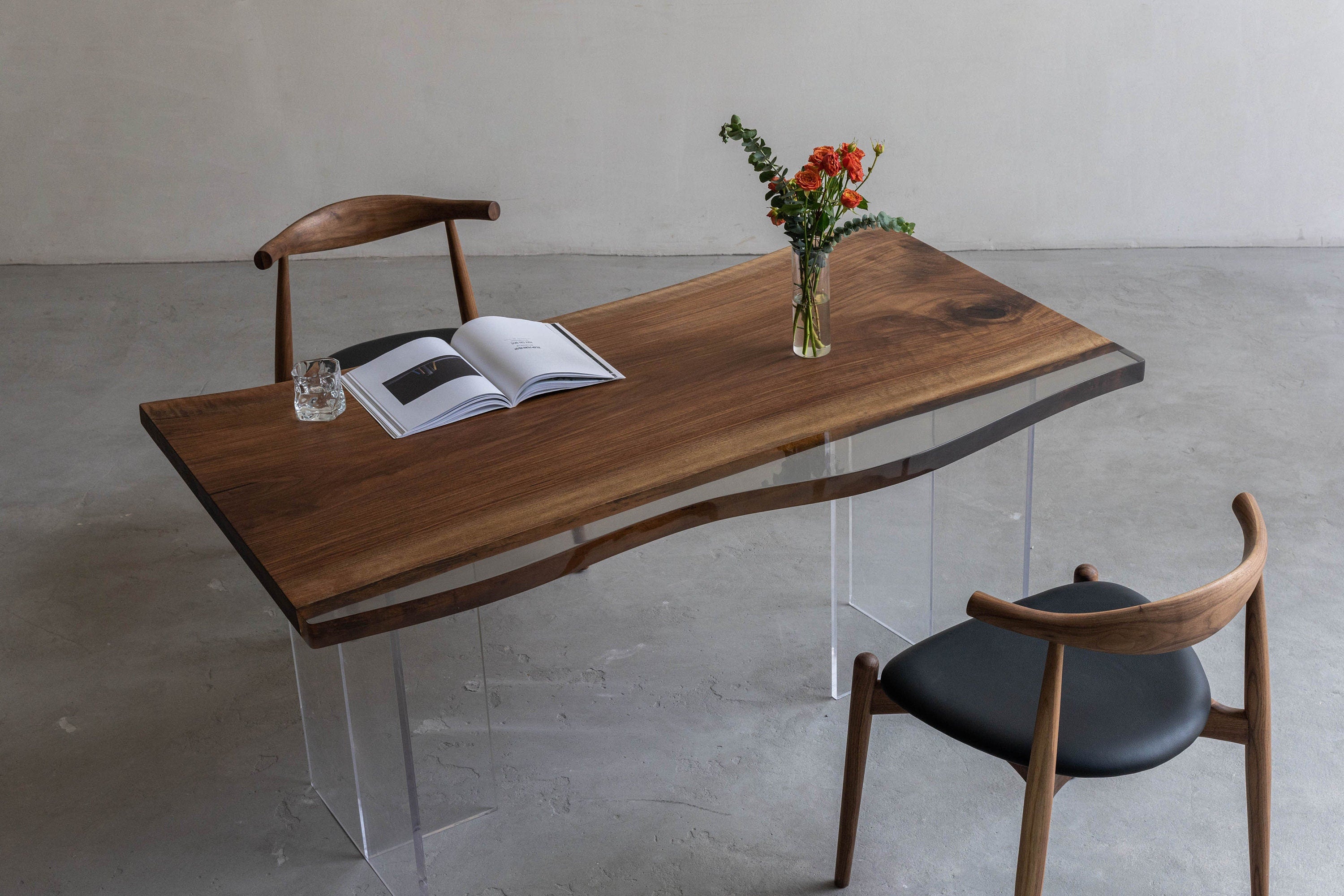 Mesa de río epoxi negra de café de nogal de madera maciza, mesa de nogal con borde vivo