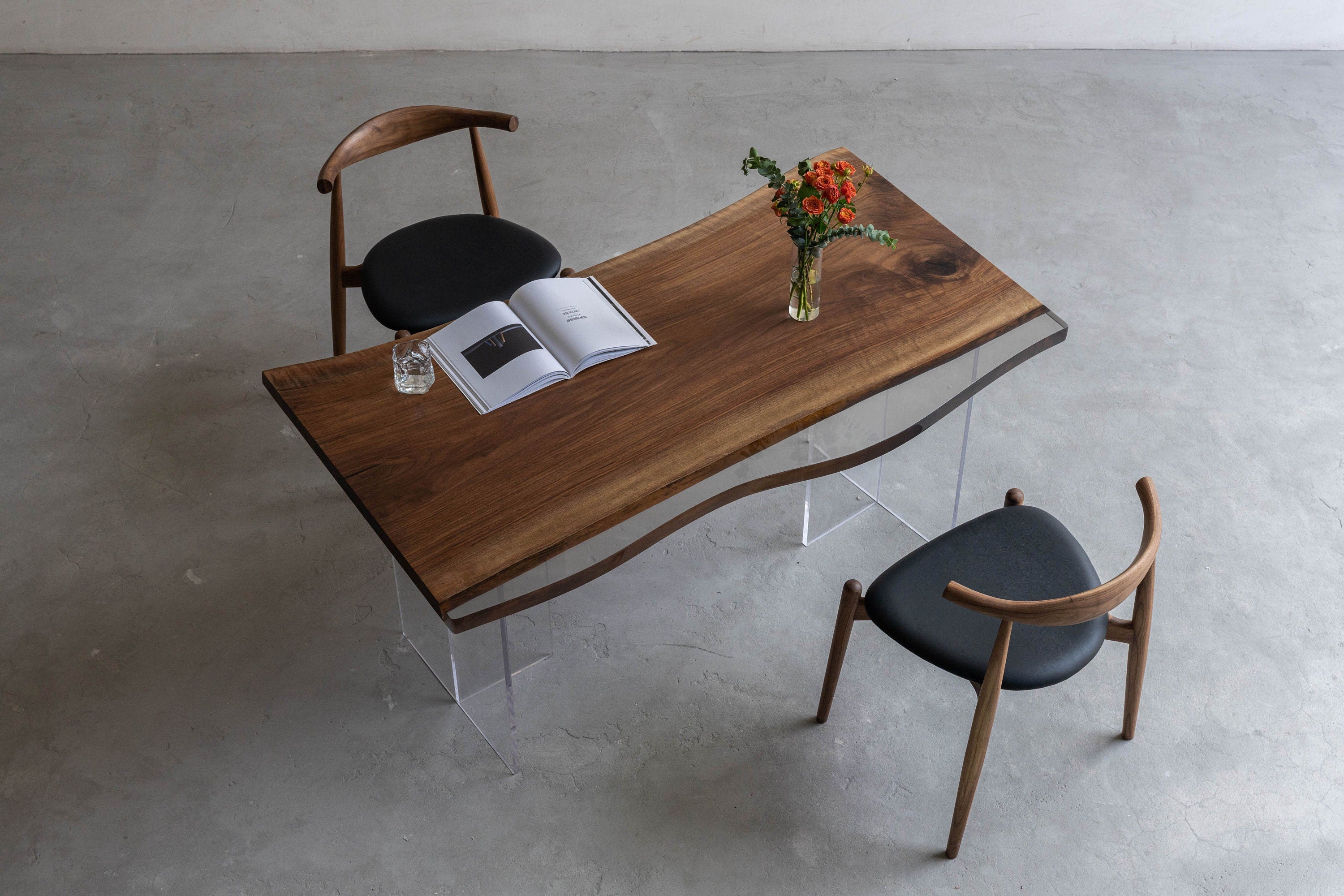 Mesa de madeira maciça de nogueira, café, epóxi preto, mesa de nogueira com borda viva