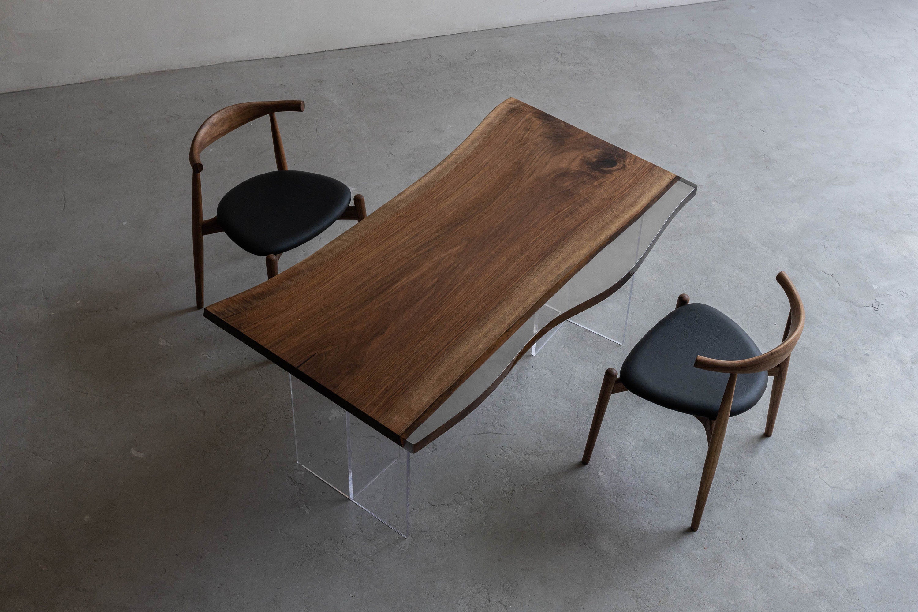 Mesa de madeira maciça de nogueira, café, epóxi preto, mesa de nogueira com borda viva