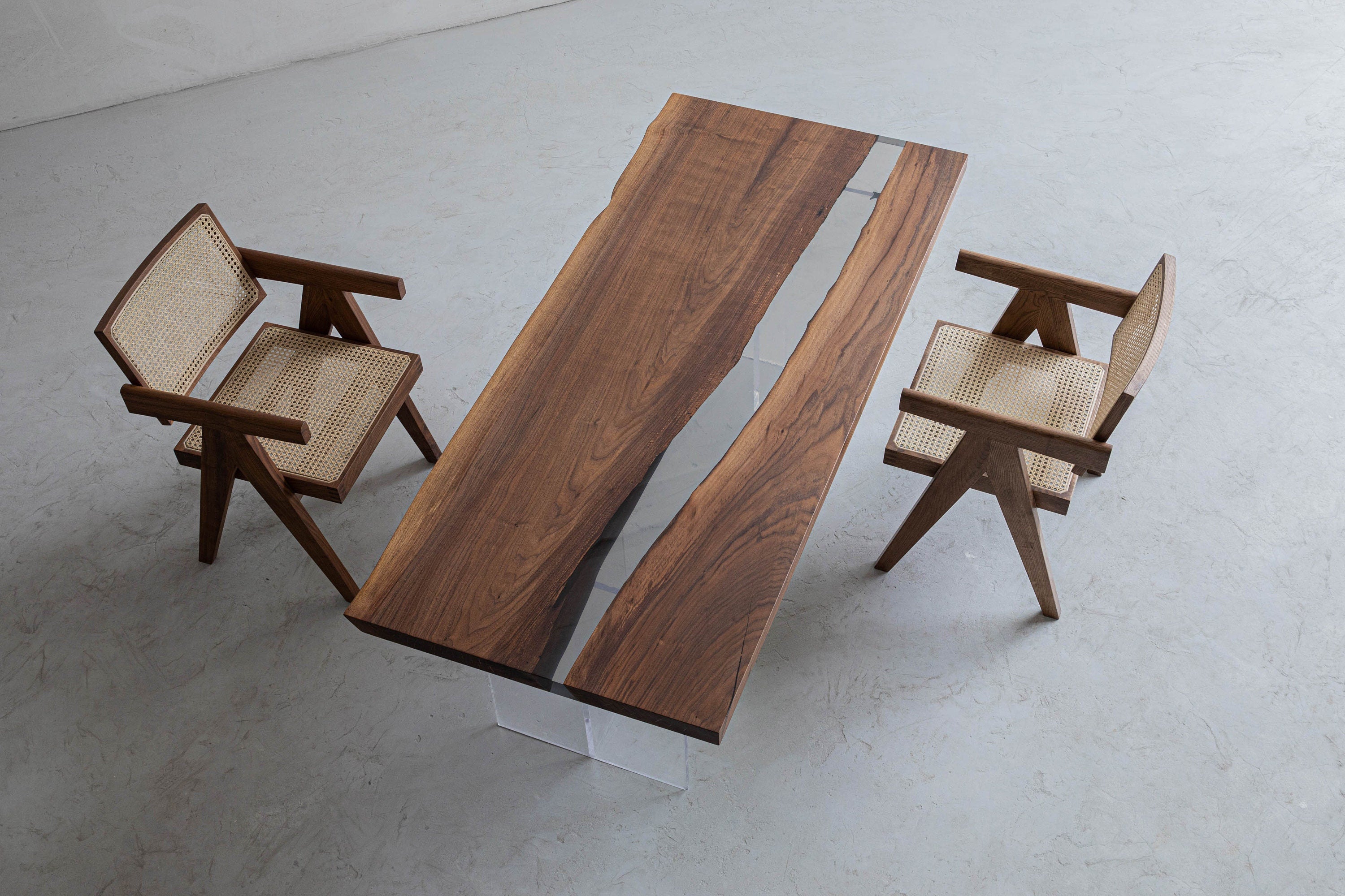 Handgefertigter Tisch aus Epoxidharz, transparente Möbel mit lebendigen Kanten, Tisch aus speziellem Epoxidholzharz