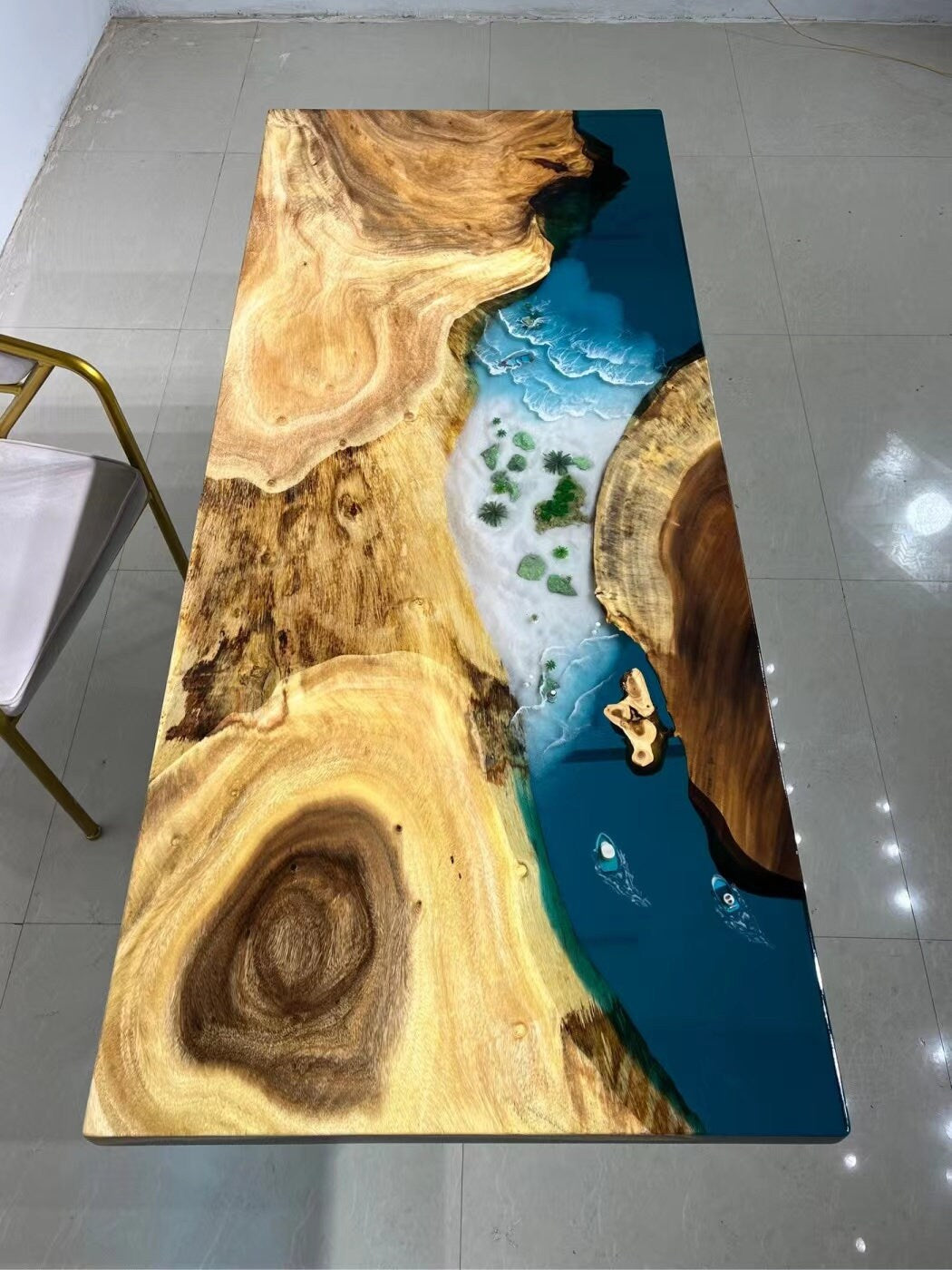 Mesa de centro de resina transparente de resina epóxi personalizada com ondas oceânicas Bubinga Plank Bar Mesa de jantar