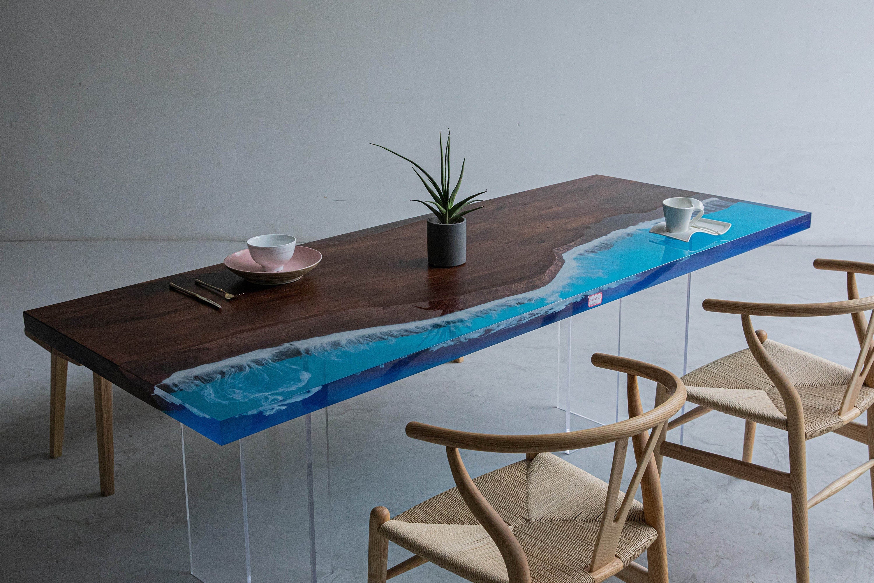 mesa epoxi de río azul, mesa epoxi de color azul, mesa de río.