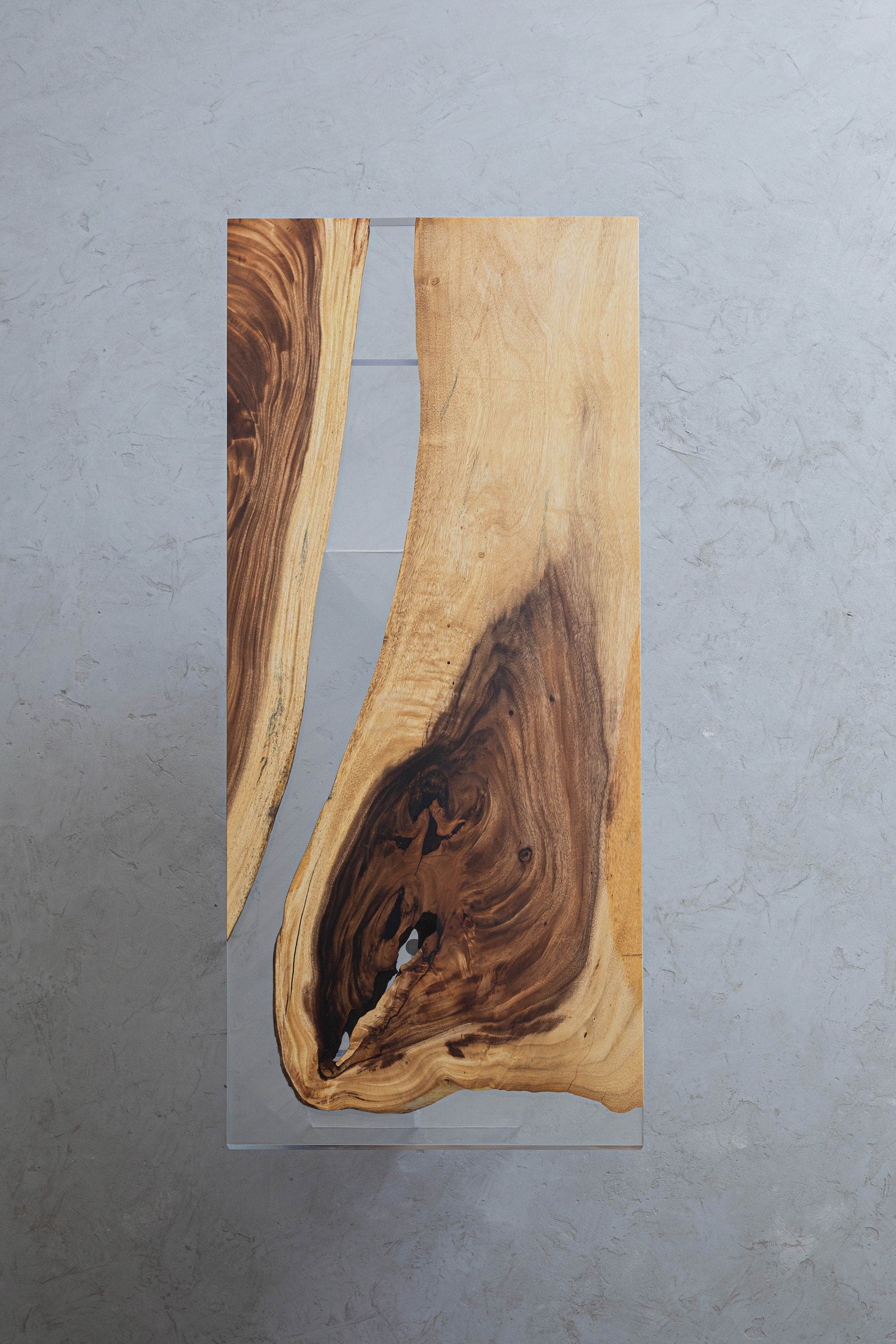 Tavolo in resina epossidica di colore chiaro, tavolo in legno massello, forma speciale del legno per la selezione