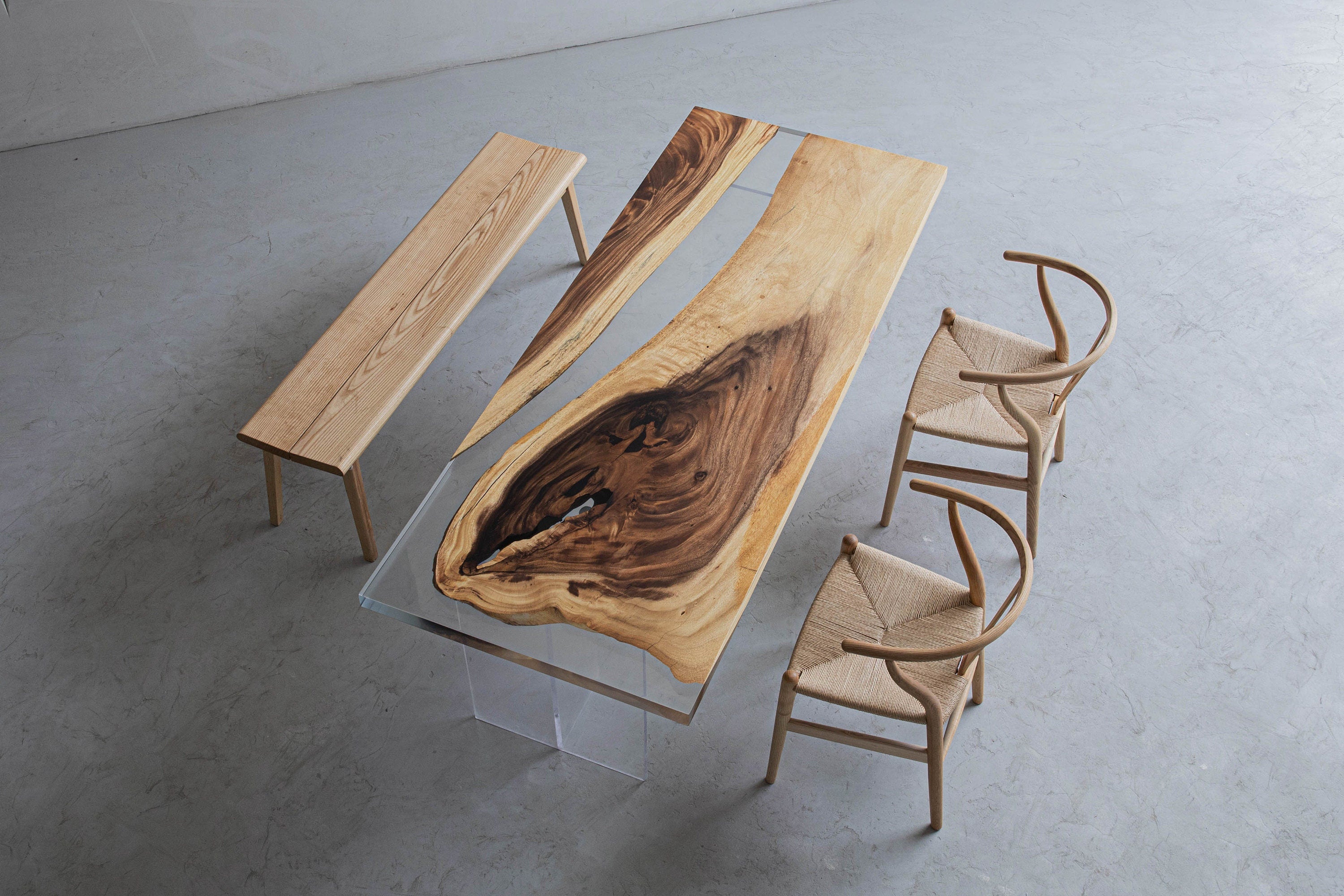 ライトカラーエポキシ樹脂テーブル、無垢材テーブル、選択可能な特別な木型
