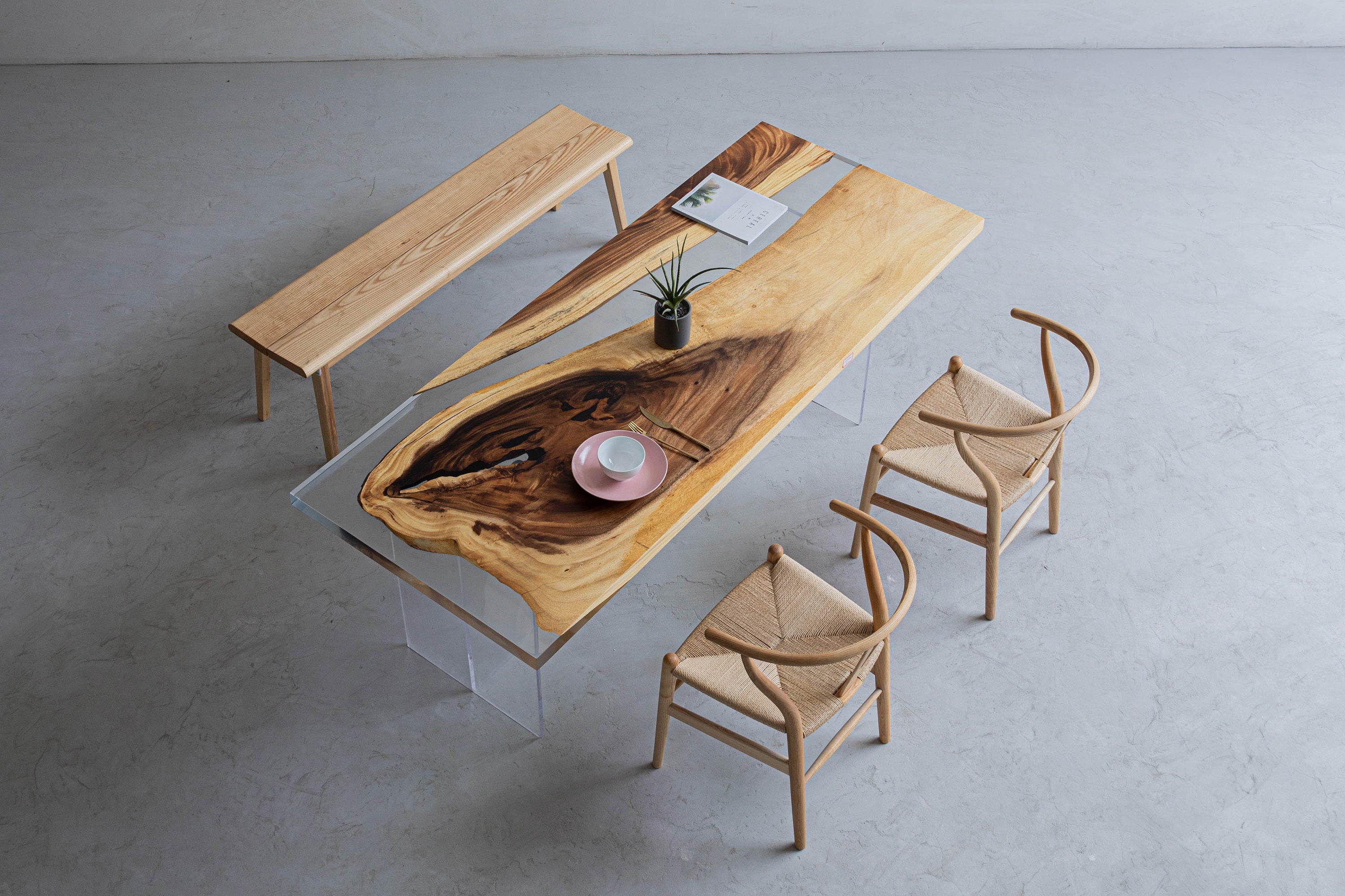 Tavolo in resina epossidica di colore chiaro, tavolo in legno massello, forma speciale del legno per la selezione