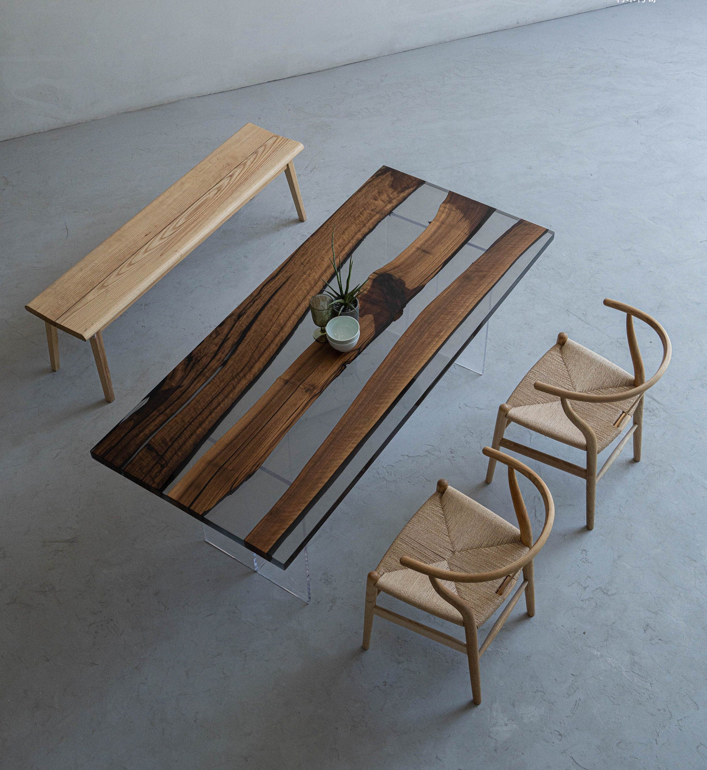 mesa epoxi hecha a mano, mesa de río de resina negra, mesa epoxi de nogal, mesa de comedor de resina