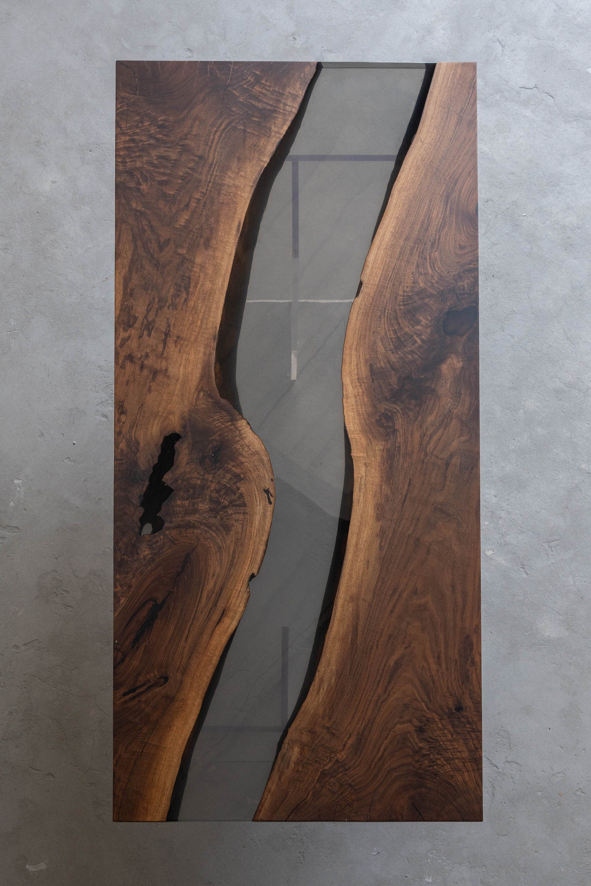 Maßgeschneiderter Flusstisch aus massivem Nussbaum-Epoxidharz, auf Bestellung gefertigt, Esstisch, Epoxid-Küchentisch