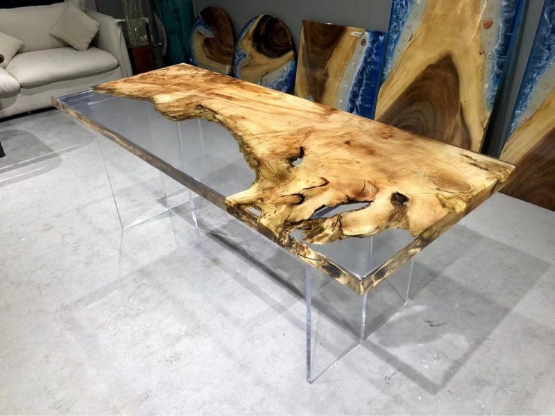 Auf Bestellung gefertigter Tisch aus Kampferholz, Tisch aus Epoxidharz, Esstisch aus Epoxidharz mit lebendiger Kante