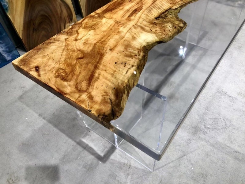 Auf Bestellung gefertigter Tisch aus Kampferholz, Tisch aus Epoxidharz, Esstisch aus Epoxidharz mit lebendiger Kante