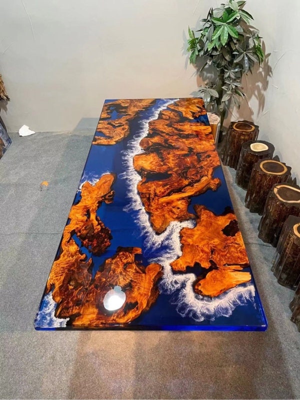 Decoraciones de cafetería de madera maciza de alcanfor hechas a pedido, mesa de resina epoxi de color naranja