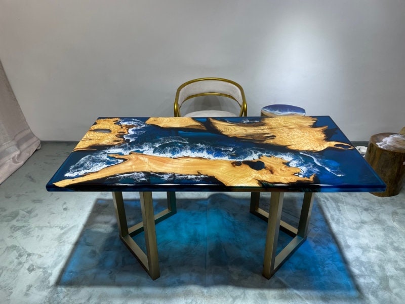 Massiv Camphor Wood Epoxy Table, Benotzerdefinéiert Gréisst Table, Iessdësch