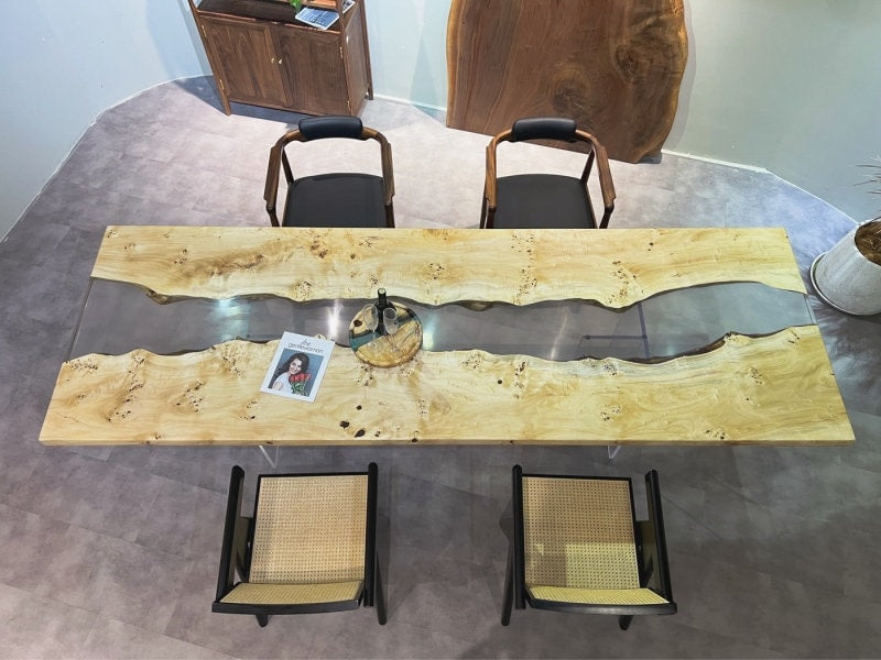table époxy de couleur claire, bois de peuplier massif, décors de cafétéria réalisés sur commande